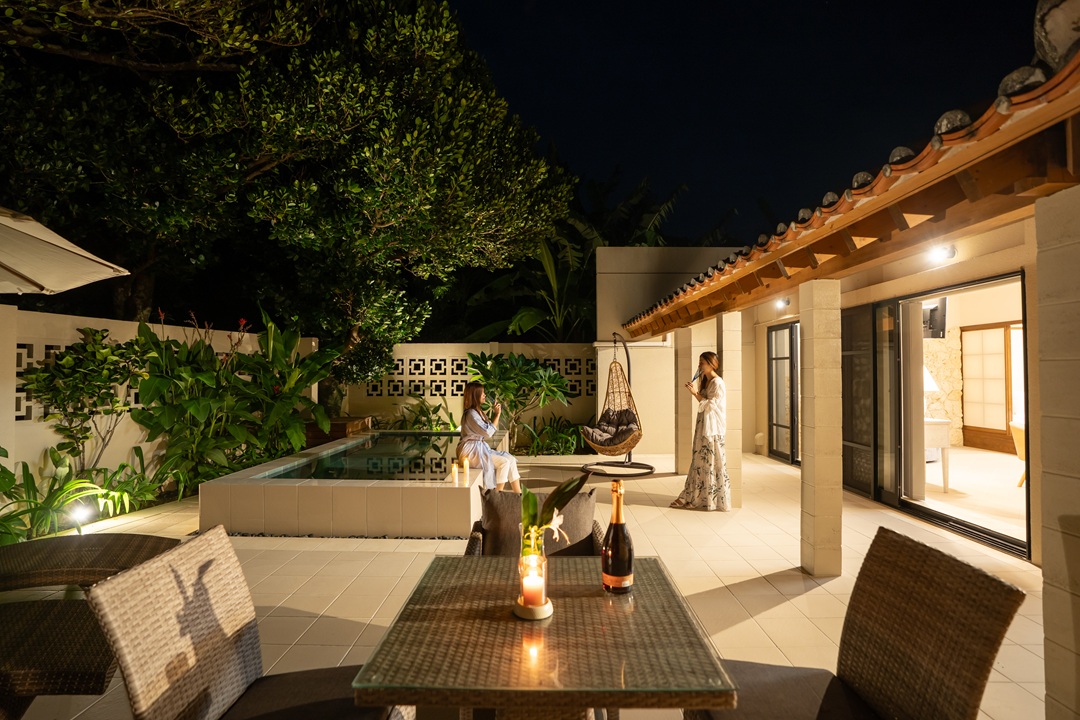 ラグジュアリースイートKafuu 夜のプライベートプールとガーデンテラス